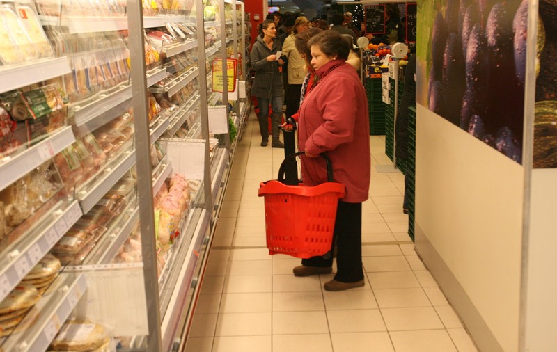 Inspectorii Autorităţii Sanitare Veterinare caută în magazine produse din carne de cal vândute drept carne de vită
