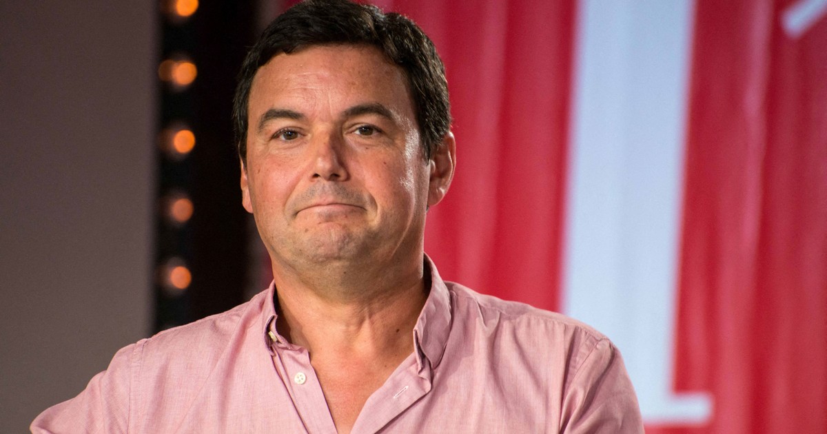 ”Capitalul și ideologia”: China a interzis o carte a economistului Thomas Piketty în care se vorbește despre creșterea inegalităților din a doua economie a lumii. Thomas Piketty în cămașă, pe fundal roșu