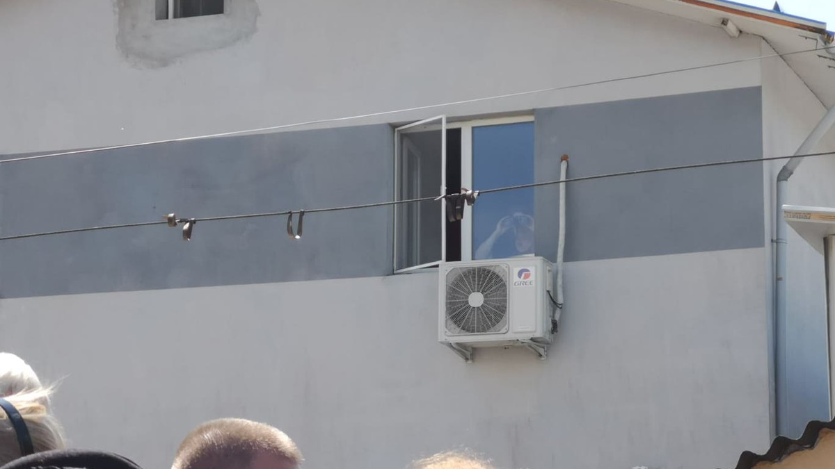 Înghesuială cum nu s-a mai văzut la înmormântarea lui Răzvan Ciobanu. Lumea s-a urcat pe garduri și la ferestre | FOTO