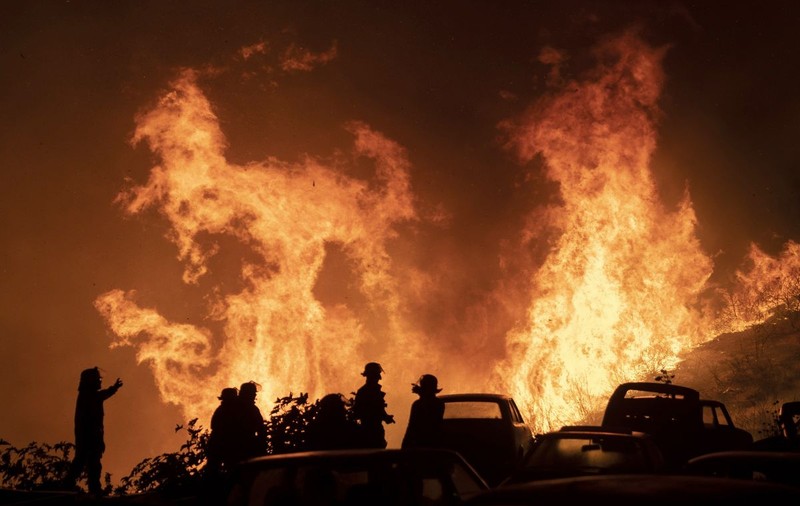 Incendii violente în Chile, într-o stațiune de pe litoral și lângă o rafinărie. Două persoane au murit și sute de case au fost avariate
