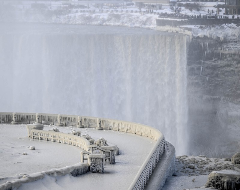 Imagini spectaculoase cu cascada Niagara, înghețată parțial după „viscolul secolului” care a lovit SUA