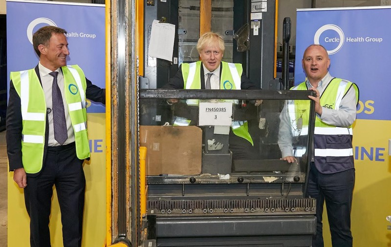Boris Johnson, implicat într-o campanie de strângere de materiale pentru spitalele ucrainene. În ce ipostaze a fost surprins