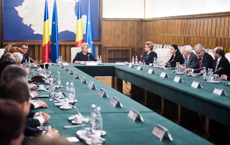 Guvernul, nevoit să ceară aprobarea Comisiei Europene pentru plata defalcată a TVA. Executivul comunitar ar putea respinge măsura