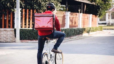 livrator-mancare-bicicleta-ghiozdan