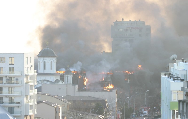 Imagini cu incendiul din București de la centrul comercial din sectorul 5