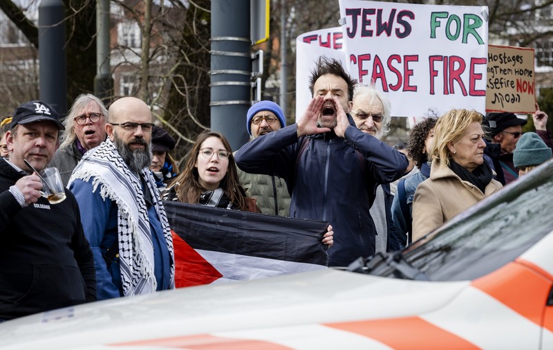 Isaac Herzog inaugurează la Amsterdam un muzeu al evreilor, pe fondul unor proteste vehemente: "Opriți Holocaustul din Gaza". VIDEO