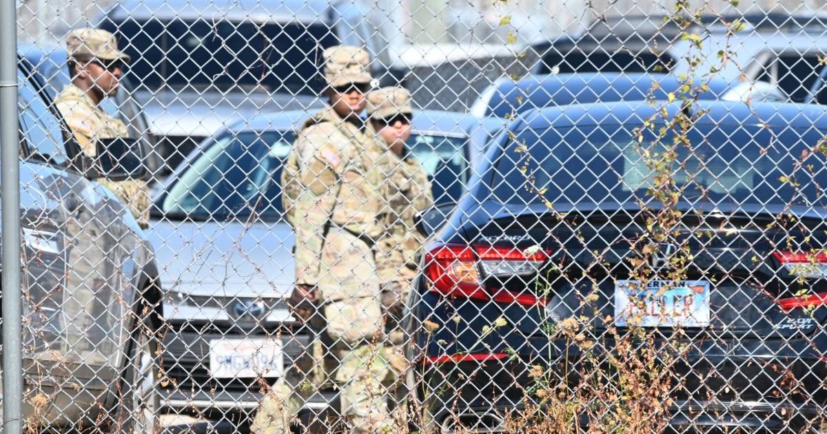 Un grup de militari din Garda Națională a SUA, în momentul în care sunt trimiși în Chicago de către președintele Donald Trump
