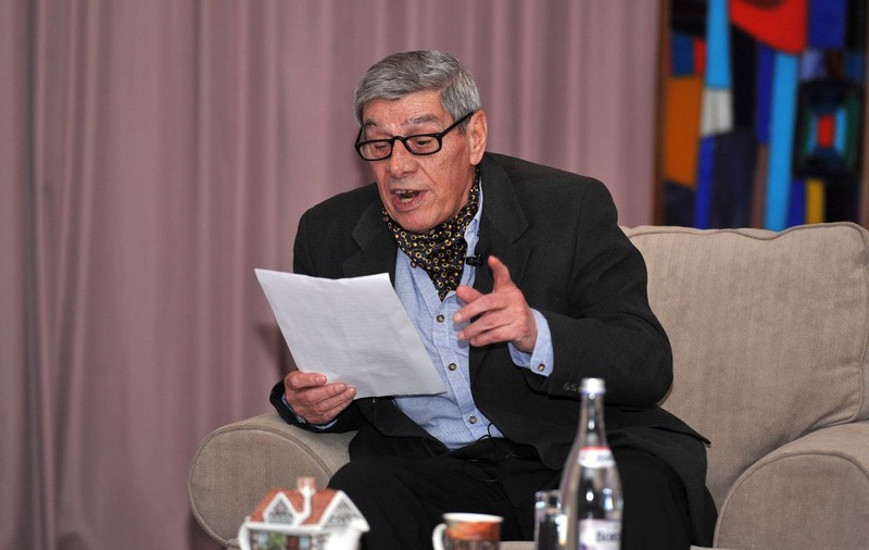 Mitică Popescu a jucat într-o piesă de teatru radiofonic semnată de Petre Barbu, care scrie și în Libertatea