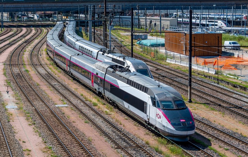 „Atac masiv pentru a paraliza rețeaua TGV din Franța”, înainte de deschiderea JO. Incendii provocate intenționat, lângă liniile principale