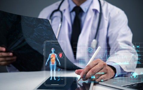Doctor folosind tableta cu afișaj medical, telemedicină și diagnosticare AI.