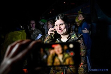 Victoria, imediat după eliberare, vorbind la telefon cu Alice. Foto: Ukrinform
