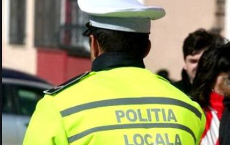 VIDEO | Poliţist local, amendat cu 500 de lei pentru că a intrat într-un magazin şi nu purta mască