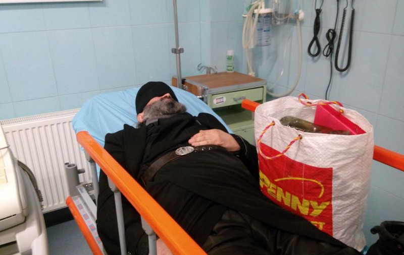Un călugăr mort de beat şi-a rupt piciorul pe gheaţă şi a adormit ca un prunc la Urgenţe