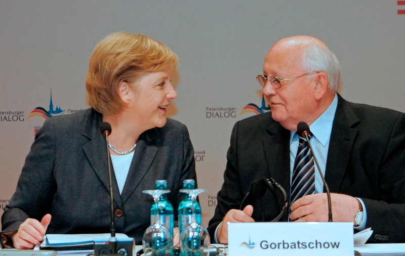 Angela Merkel a invocat „o accidentare la genunchi” drept motivul pentru care nu merge la înmormântarea lui Gorbaciov