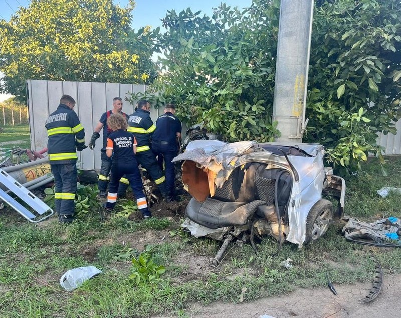 Un șofer fără permis și un băiat de 16 ani au murit într-un BMW rupt în două într-un stâlp, lângă Pechea, în Galați