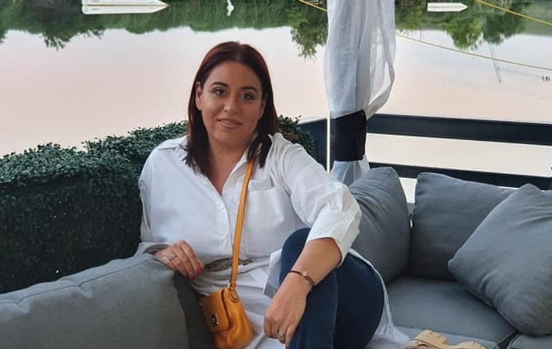 Fetița Oanei Roman a început școala. “Se va trezi singură, într-un loc străin, cu oameni străini, cărora nu le va putea vedea decât ochii”