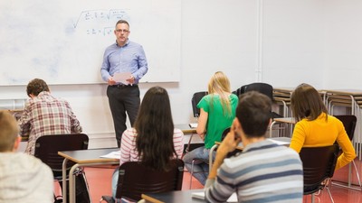 Profesorii pot primi o mărire de salariu de 25%. Cum se acordă gradația de merit pentru care actele se depun între 26 și 28 mai