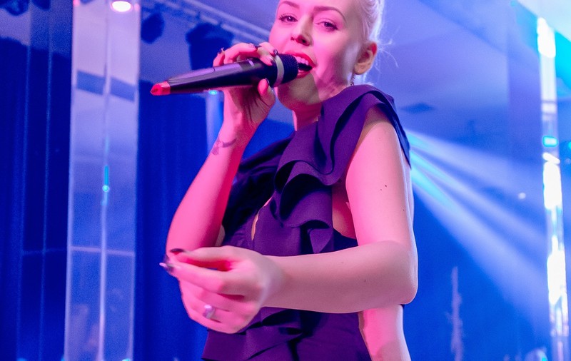 Misha, soția lui Connect-R, ȘI-A ARĂTAT SILICOANELE pe scenă, pentru prima dată | FOTO