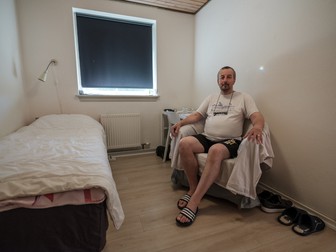 Nicolae Stan în camera în care locuiește în Skagen, Danemarca