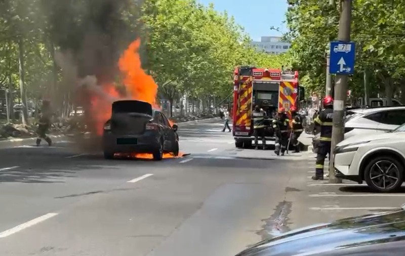 Un Logan a luat foc pe mijlocul șoselei după un accident, în Sectorul 3 din București. În mașină erau o mamă și fiica sa