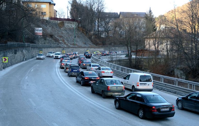Românii merg la munte. Traficul rutier s-a aglomerat pe DN 1, pe sensul către Braşov