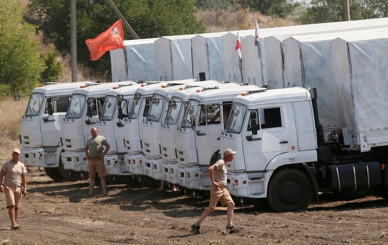 Camioanele trimise de Putin sunt la 20 de kilometri de graniţa cu Ucraina | FOTO