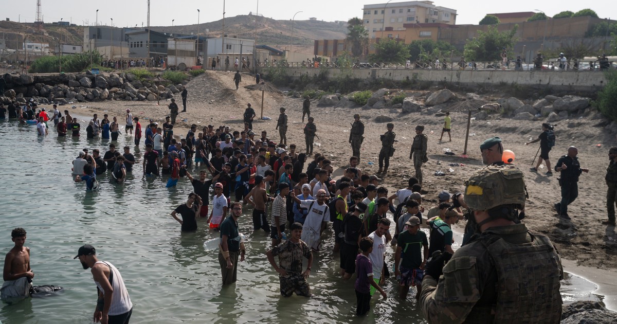 Mii de oameni au intrat necontrolat din Maroc în enclava spaniolă Ceuta, în urmă cu o săptămână. Sursă foto: Getty Images.