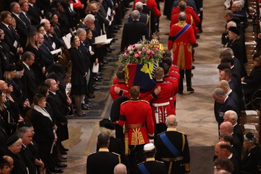 Sicriul reginei Elisabeta a II-a, purtat de militari, în Westminster Abbey | Foto: Profimedia