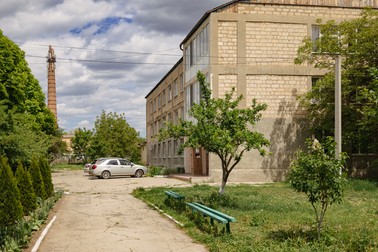 Clădirea unei grădinițe servește un rol dublu: centru de refugiați și punct de colectare a donațiilor care pleacă spre Ucraina