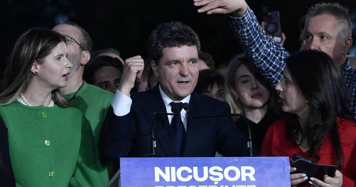 Nicușor Dan, în seara în care a fost ales președintele României, este îmbrăcat la costum și stă la pupitru alături alături de susținătorii său