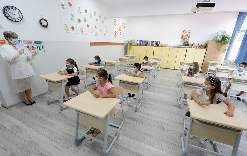 Cum arată prima zi de școală în pandemie: 100.000 de elevi învață online. Sute de profesori, spitalizați sau în carantină