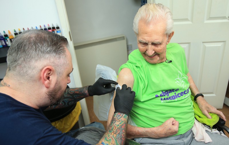 Cea mai în vârstă persoană care s-a tatuat are 104 ani!
