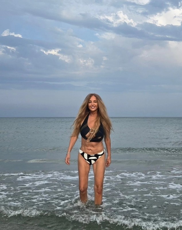 Imagini cu Tania Budi în costum de baie la 57 de ani. Și-a arătat abdomenul pe litoralul românesc