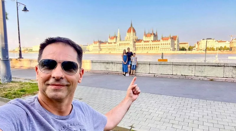 Dan Negru, soția și cei doi copii ai lor
