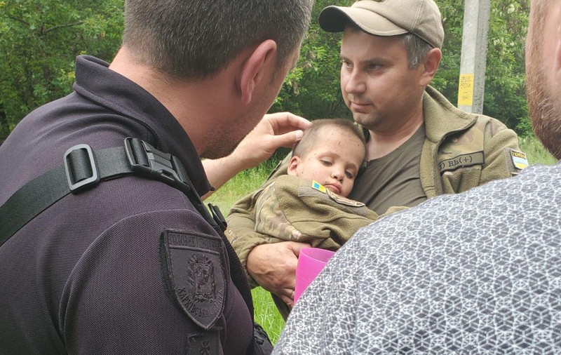 „O minune că a supraviețuit”. Violeta, o fetiță de 2 ani, găsită după cinci zile de căutări, într-o pădure de lângă Harkov