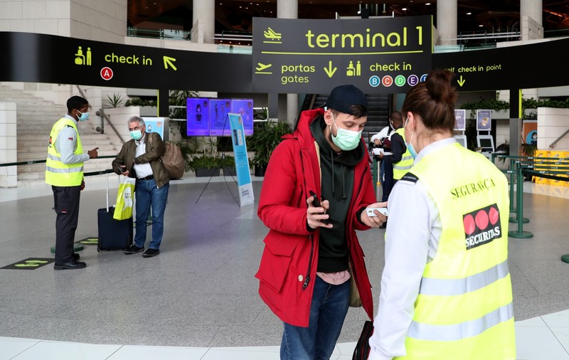 „Restricţiile de călătorie nu vor stopa răspândirea variantei Omicron”. Avertismentul OMS
