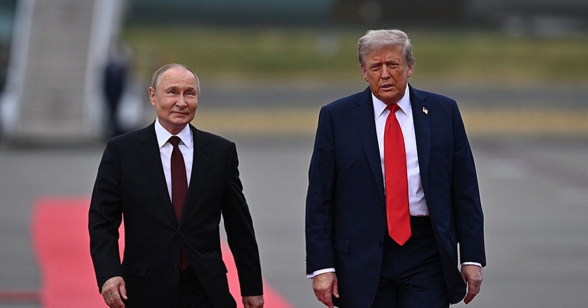 Președintele american Donald Trump și președintele rus Vladimir Putin merg pe pistă după ce au ajuns la baza comună Elmendorf-Richardson din Anchorage, Alaska, pe 15 august 2025. Putin se află în Alaska la invitația lui Trump, în prima sa vizită într-o țară occidentală de când a ordonat invazia Ucrainei din 2022, care a ucis zeci de mii de oameni.