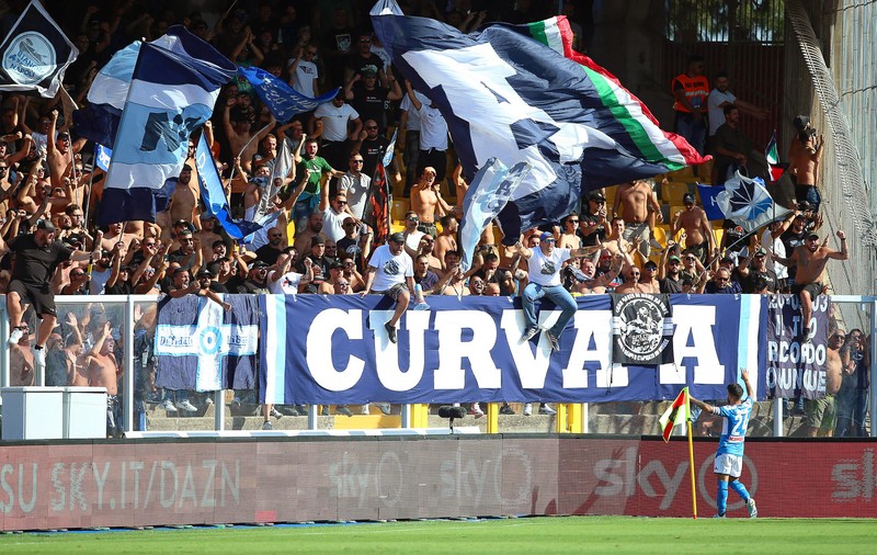 Fanii lui Napoli i-au spart mașina unui fotbalist și i-au furat sistemul de navigație. Președintele clubului italian le pregătește amenzi jucătorilor