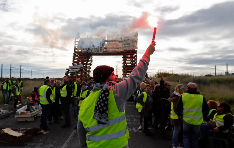 Presa franceză: Guvernul Franței nu va mai mări prețurile carburanților, în urma protestelor violente