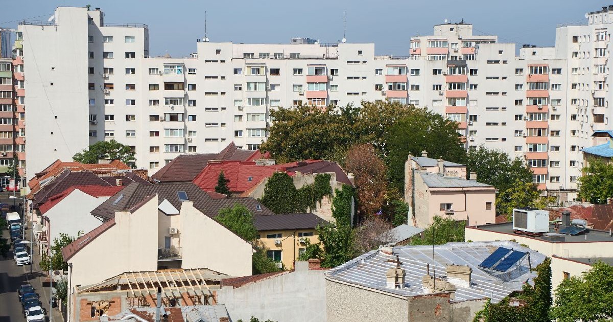 Acoperi;uri de case, ]n faá unor blocuri de locuit
