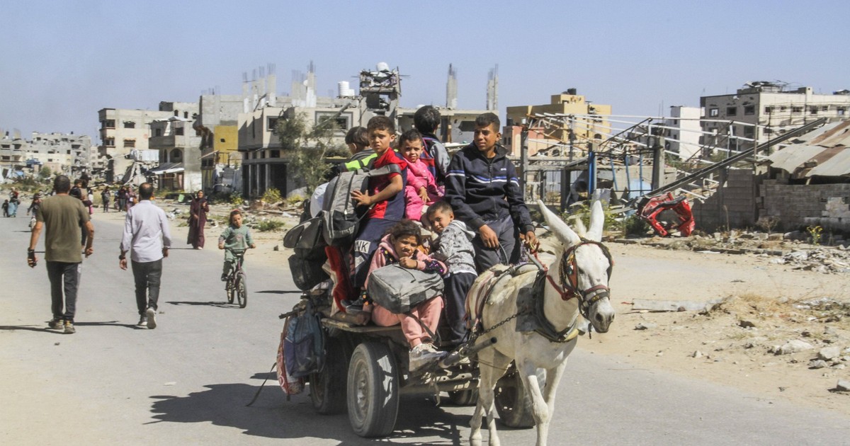 Palestinienii strămutați fug cu familiile și bunurile lor după ce armata israeliană a primit ordin de evacuare a părții de nord a Gazei, în mijlocul unei operațiuni militare israeliene, în Jabalia, în nordul Fâșiei Gaza