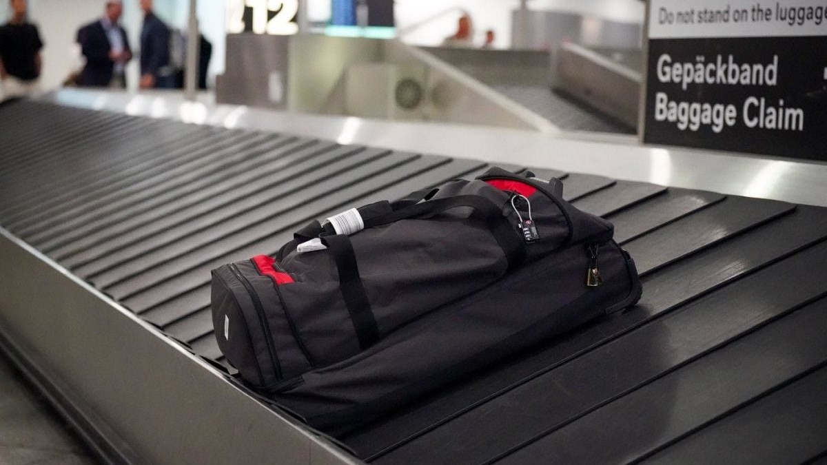 O geantă de voiaj circulă pe o bandă pentru bagaje în zona de sosiri a Aeroportului Zurich, Elveția, 21 mai 2026