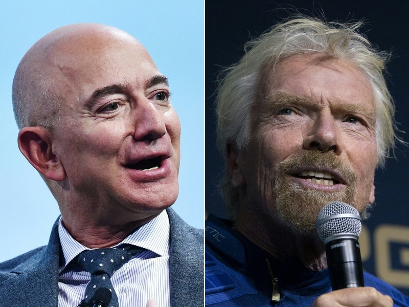 Între Jeff Bezos (stânga) și Richard Branson (dreapta) este concurență pe turismul spațial | FOTO: Profimedia