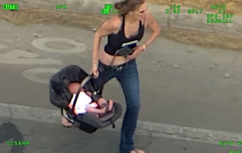O mamă din America a încercat să fugă de polițiști cu copilul în brațe. Femeia a vrut să fure un alt vehicul | VIDEO