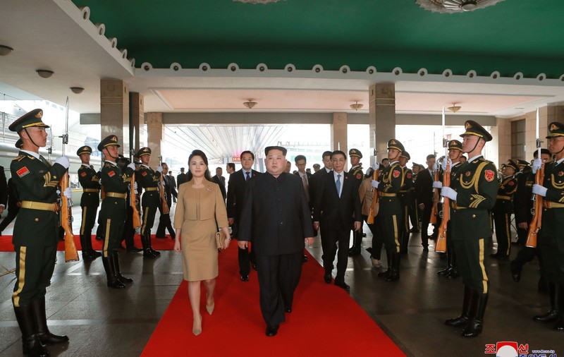 FOTO| Cum s-a îmbrăcat soția lui Kim Jong-un în China. A impresionat prin ținutele alese