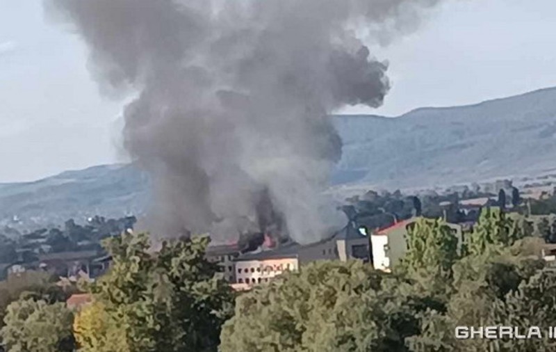 Incendiu violent la un hotel din Dej. Clădirile din apropiere au fost în pericol. VIDEO