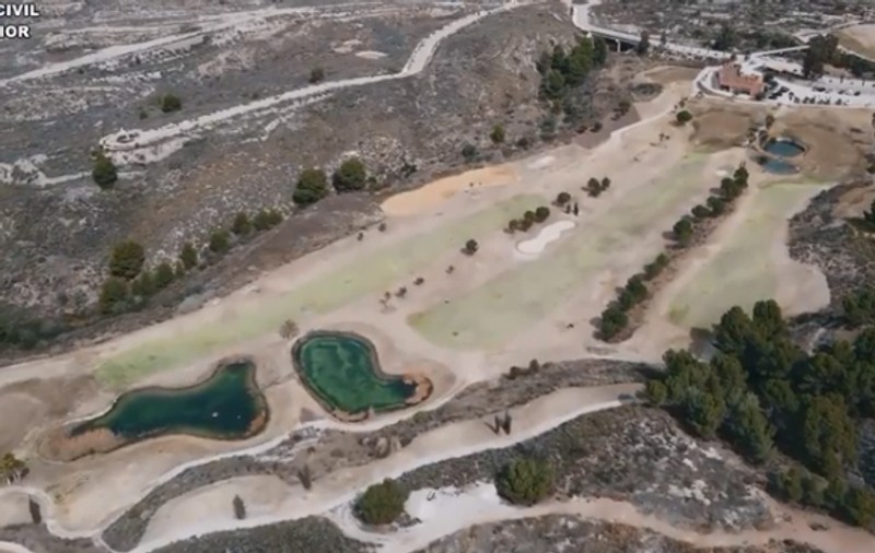 Prejudiciu de 65 de milioane de euro, după ce un antreprenor spaniol a furat apă, timp de 17 ani, ca să-și irige terenul de golf