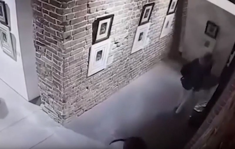 Patru de fete au distrus un tablou de Dali și unul de Goya încercând să-și facă un selfie