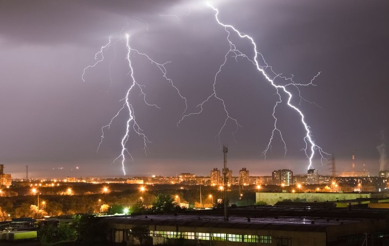 Cod portocaliu de furtuni și averse torențiale. Lista localităților afectate de fenomene meteo extreme