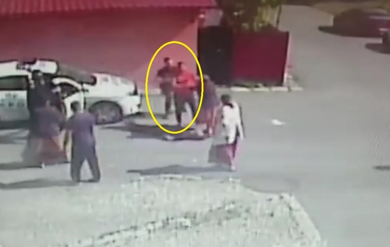 VIDEO | Bătaie ca-n filme în Constanța. Un bătăuș, pus la pământ de un polițist
